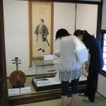 龍馬の刀陸奥守吉行、紋服、肖像画、月琴、ピストル、手紙などたくさんの資料が展示されています。