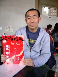 RYOMAvol.1を手にする坂本龍馬編集長！次号もかなり面白いことになっているようで楽しみです！！